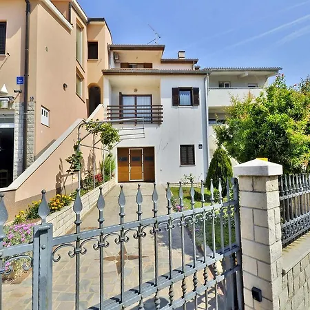 Gianna 650 شقة *